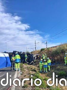 Herido potencialmente grave un camionero en el semivuelco de un camión articulado en la A-6 en Las Rozas