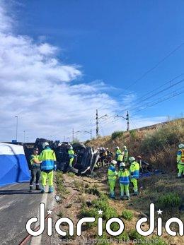 Herido potencialmente grave un camionero en el semivuelco de un camión articulado en la A-6 en Las Rozas Un camionero resulta herido potencialmente grave en el semivuelco de un camión articulado en Las Rozas