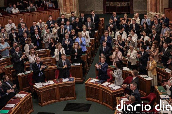 Hungría aprueba una enmienda constitucional que permite destituir al presidente, cercano a Orbán
