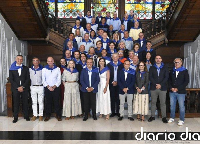 Igual afirma que la cercanía es "el mayor patrimonio del municipalismo" en la comida de alcaldes de Santiago