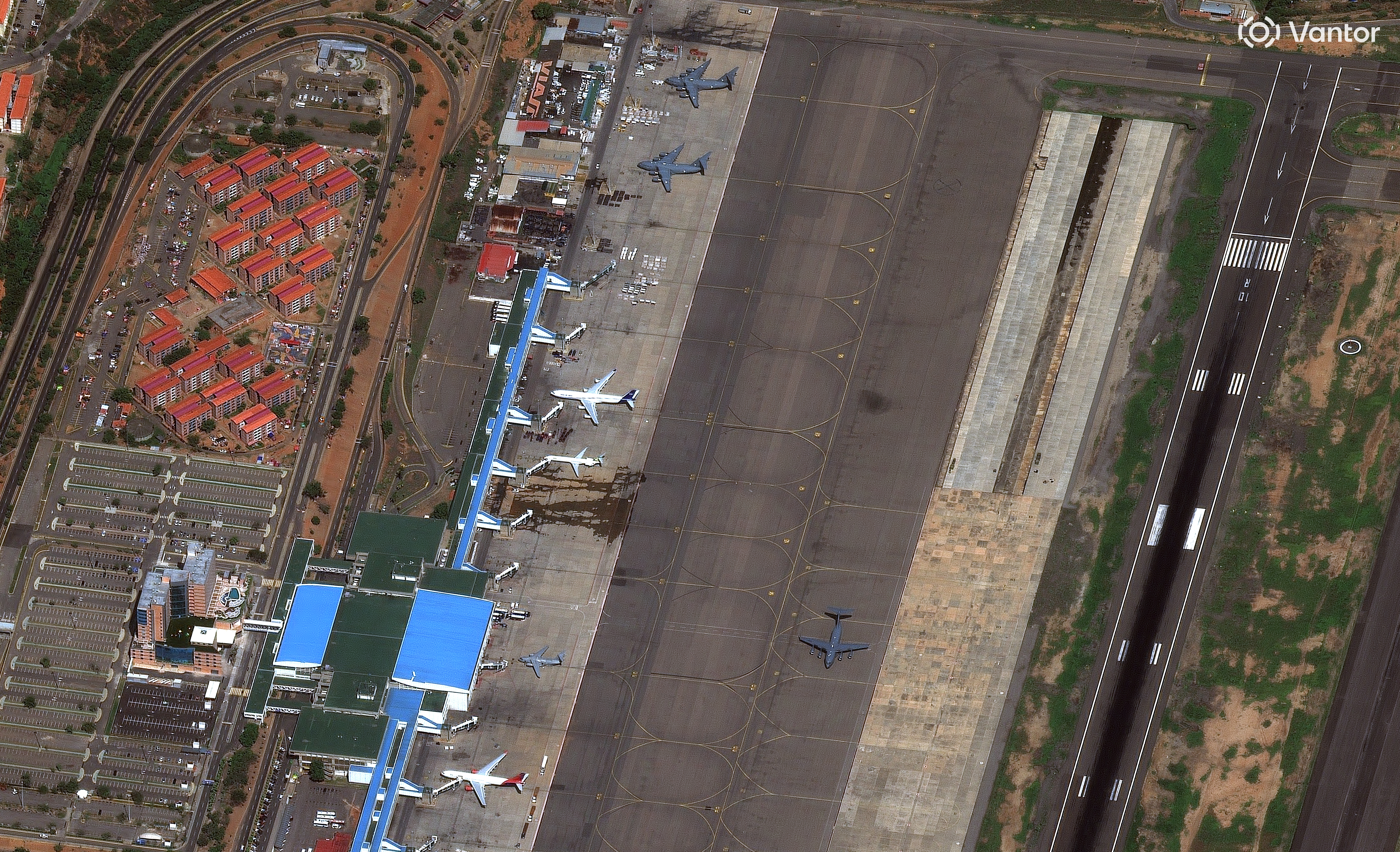 Avión militar estadounidense en el Aeropuerto Internacional Simón Bolívar