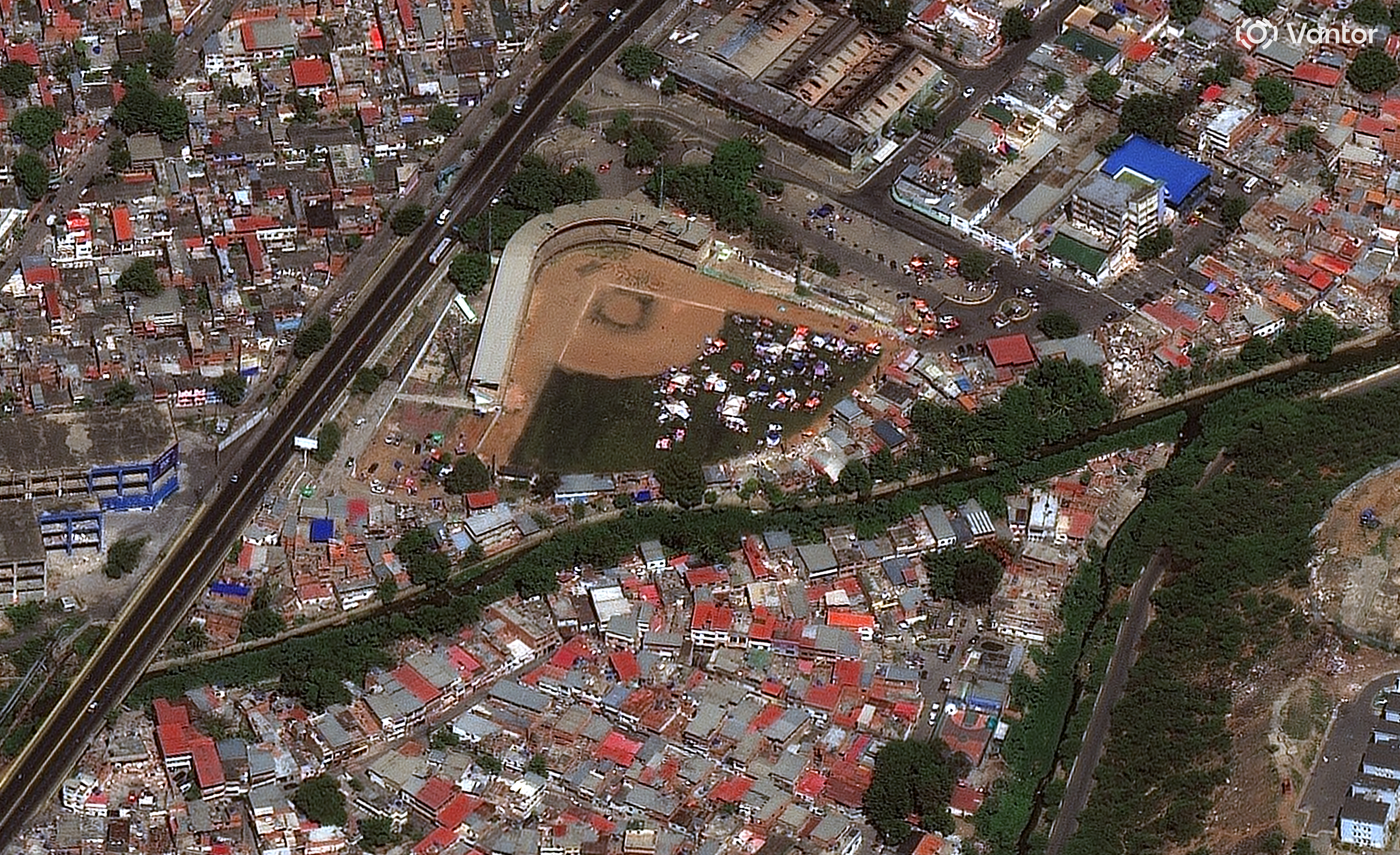 Tiendas de campaña y refugios en el campo de béisbol de La Guaira