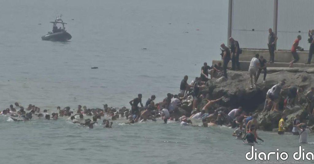 Impresionantes imágenes de cientos de migrantes entrando a nado a Ceuta esta mañana