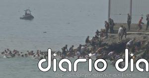 Impresionantes imágenes de cientos de migrantes entrando a nado a Ceuta esta mañana