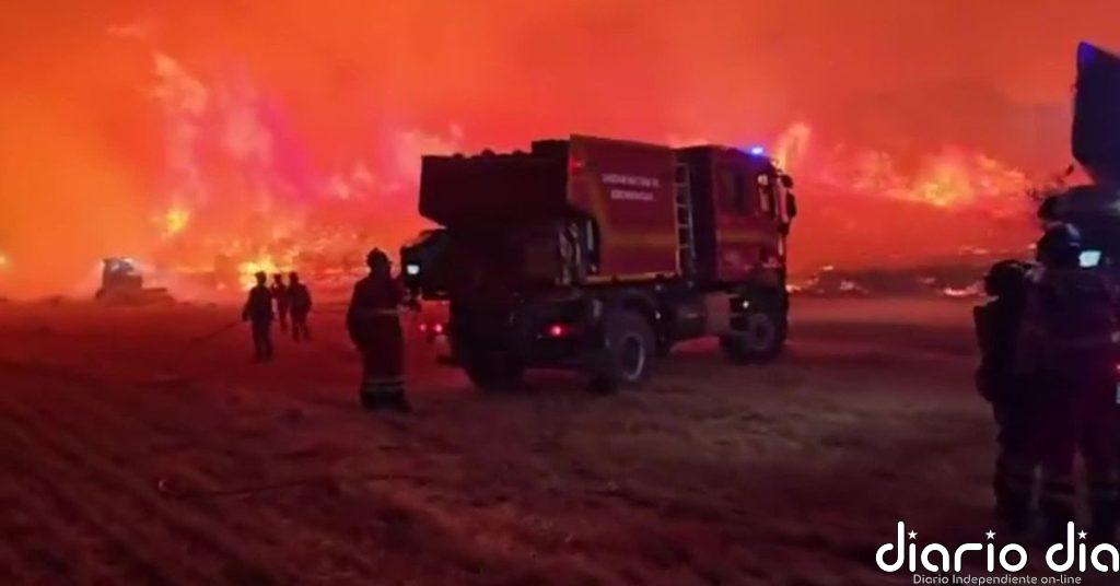 Impresionantes imágenes de la UME luchando de madrugada contra el fuego en Malpica de Arba (Zaragoza)