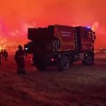 Impresionantes imágenes de la UME luchando de madrugada contra el fuego en Malpica de Arba (Zaragoza)
