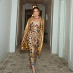 Jennifer Lopez impacta con un majestuoso vestido joya en Sicilia de cristales y gemas multicolores