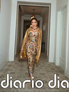 Jennifer Lopez impacta con un majestuoso vestido joya en Sicilia de cristales y gemas multicolores