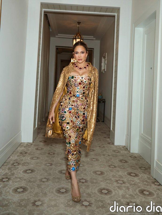 Jennifer Lopez impacta con un majestuoso vestido joya en Sicilia de cristales y gemas multicolores
