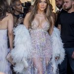 Jennifer Lopez juega en otra liga: el vestido joya con el que ha paralizado París en la semana de la Alta Costura