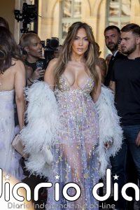 Jennifer Lopez juega en otra liga: el vestido joya con el que ha paralizado París en la semana de la Alta Costura