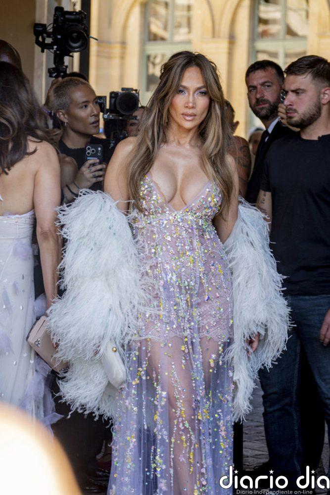 Jennifer Lopez juega en otra liga: el vestido joya con el que ha paralizado París en la semana de la Alta Costura