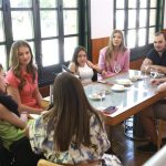 Jóvenes con discapacidad comparten con la Princesa Leonor y la Infanta Sofía las dificultades de su día a día