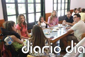 Jóvenes con discapacidad comparten con la Princesa Leonor y la Infanta Sofía las dificultades de su día a día