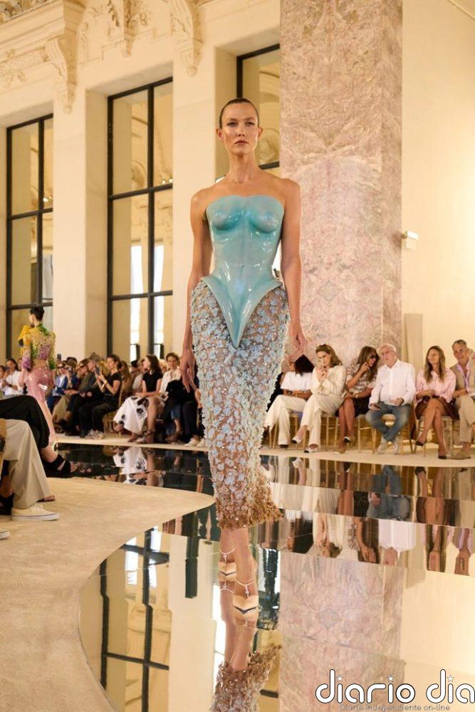Karlie Kloss firma uno de los desfiles más comentados de la Alta Costura en París