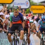 Kooij gana con autoridad en Pau y Træen salva el liderato del Tour en un final accidentado