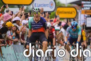 Kooij gana con autoridad en Pau y Træen salva el liderato del Tour en un final accidentado