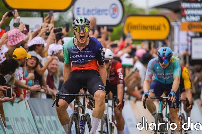 Kooij gana con autoridad en Pau y Træen salva el liderato del Tour en un final accidentado