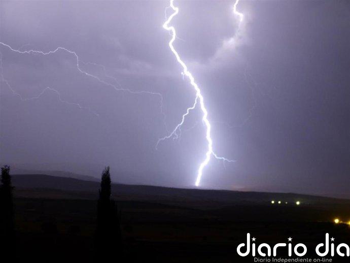 La AEMET eleva a naranja el aviso por tormentas en el litoral, el centro y el valle de Villaverde