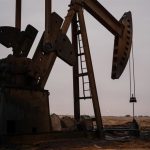 La AIE anticipa un superávit de petróleo en el mercado a final de año sin una nueva escalada entre Irán y EEUU