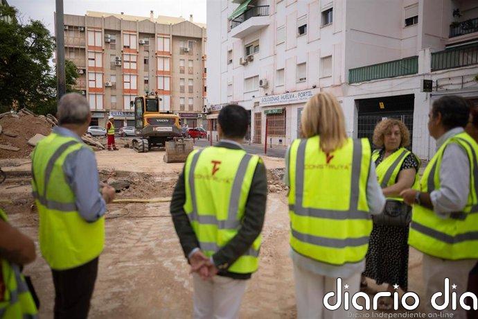 La alcaldesa de Huelva visita obras de plaza Padre Genaro, que avanzan para "adaptarla a las necesidades de los vecinos"