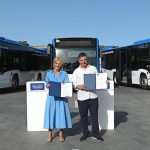 La alcaldesa de Jerez firma el contrato para el nuevo sistema de modernización de la flota de autobuses