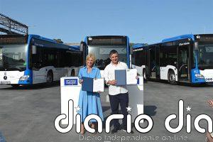 La alcaldesa de Jerez firma el contrato para el nuevo sistema de modernización de la flota de autobuses