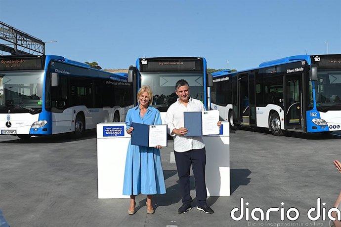 La alcaldesa de Jerez firma el contrato para el nuevo sistema de modernización de la flota de autobuses