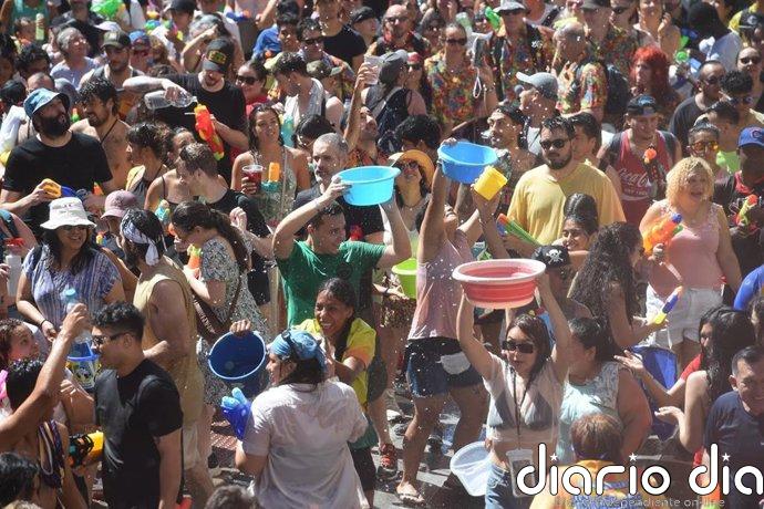 La Batalla Naval desembarca en Vallecas con barco pirata, paella popular y guerra de agua para "desarmar al fascismo"