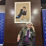 La Biblioteca Nacional cuelga el "portentoso" retrato de Álvaro Pombo: "Me ha rejuvenecido, pero no ha mentido"
