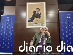 La Biblioteca Nacional cuelga el "portentoso" retrato de Álvaro Pombo: "Me ha rejuvenecido, pero no ha mentido"