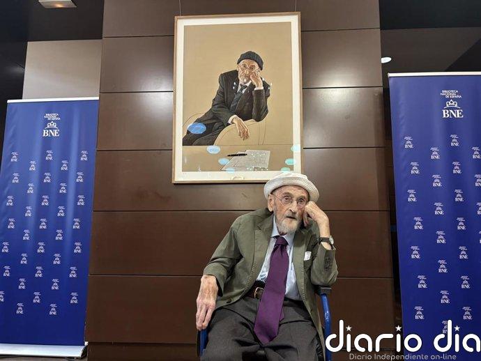 La Biblioteca Nacional cuelga el "portentoso" retrato de Álvaro Pombo: "Me ha rejuvenecido, pero no ha mentido"