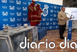 La Diputación de Huelva recupera dos históricos trajes de maceros y el paño de mesa del antiguo Salón de Plenos