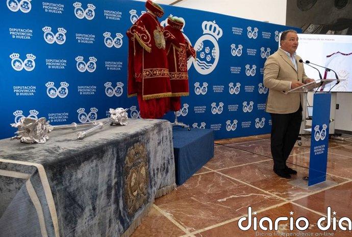 La Diputación de Huelva recupera dos históricos trajes de maceros y el paño de mesa del antiguo Salón de Plenos