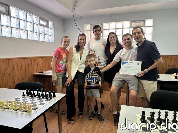 La directora general de Deporte felicita a Enzo Millán, campeón de España de ajedrez sub-8