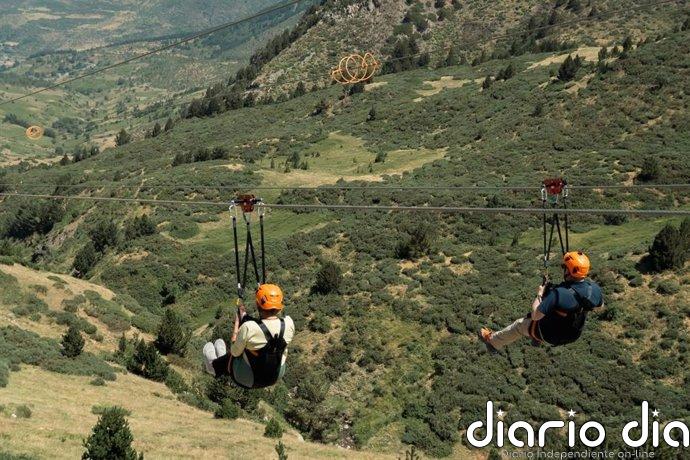 La estación de montaña de Boí Taüll (Lleida) inaugura la tirolina doble "más larga" de Catalunya