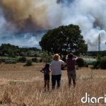 La evolución del incendio y las condiciones meteorológicas permiten reducir los efectivos en la Bisbal (Girona)