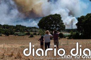 La evolución del incendio y las condiciones meteorológicas permiten reducir los efectivos en la Bisbal (Girona)