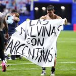 La FIFA está "evaluando" posibles sanciones a Argentina por la pancarta de las Malvinas