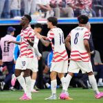 La FIFA permite jugar a Balogun pese a su tarjeta roja