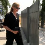 La infanta Cristina despide a Josep Vilarasau mientras el Rey Juan Carlos I está muy presente con un significativo gesto