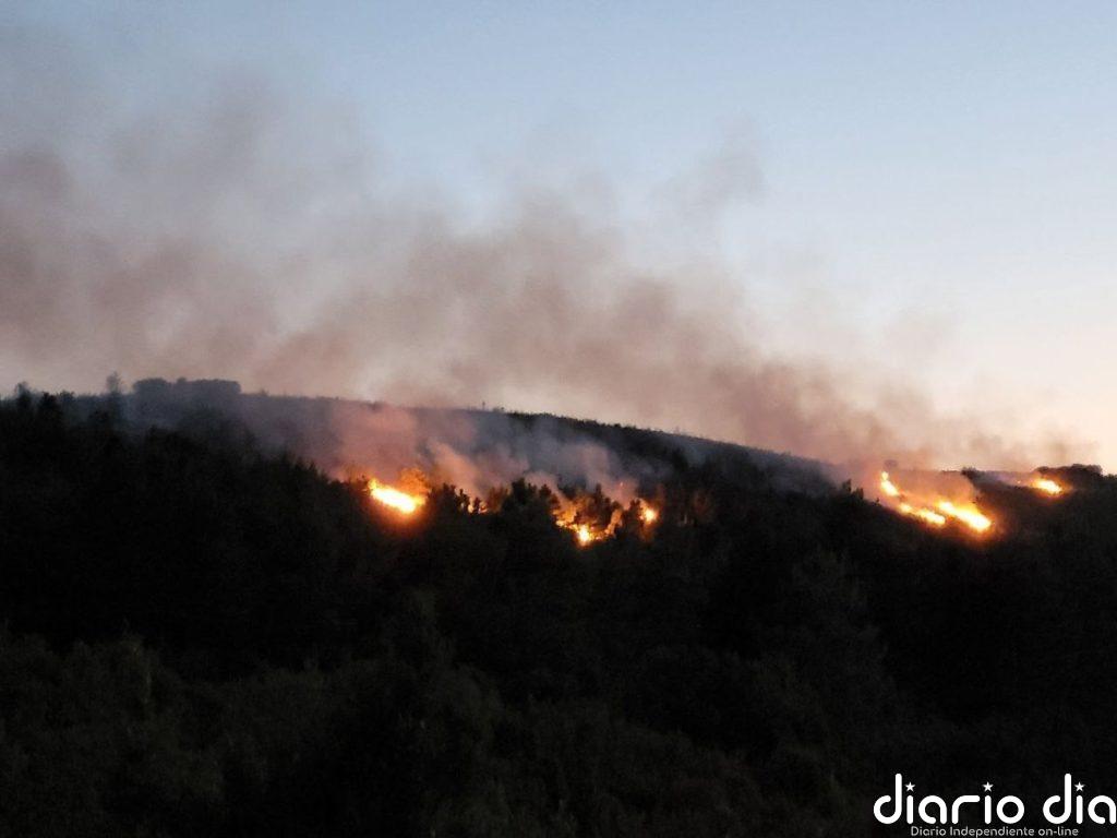 La labor de los medios aéreos y las cuadrillas frena el avance del incendio de Loporzano, asegura Biendicho