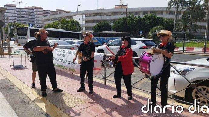 La Mesa del Tren recibe con música y agua a los viajeros del Intercity Madrid-Almería tras 90 minutos de retraso