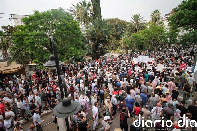 La oposición en el exilio aplaude las protestas contra Saied en el quinto aniversario de la disolución del Parlamento
