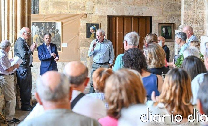 La pintura contemporánea de Jesús de Burgos dialoga con el gótico en el claustro de la Iglesia de Sasamón (Burgos)