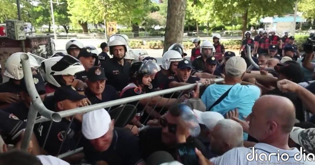La policía albanesa reprime con dureza una manifestación antigubernamental ante el Parlamento en Tirana