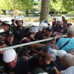 La policía albanesa reprime con dureza una manifestación antigubernamental ante el Parlamento en Tirana