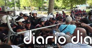 La policía albanesa reprime con dureza una manifestación antigubernamental ante el Parlamento en Tirana
