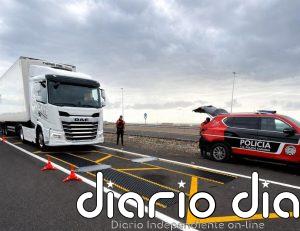 La Policía Canaria detecta 27 infracciones e inmoviliza cuatro camiones por exceso de carga en Tenerife
