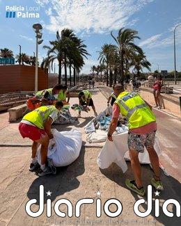 La Policía Local interviene en Playa de Palma más de 600 artículos destinados a la venta ambulante ilegal Agentes con los objetos intervenidos.